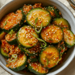 Schnelles Gurken-Kimchi (Oi Kimchi) im Glas mit Sesam und Gochugaru