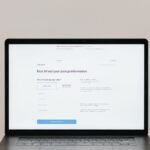 Laptop-Bildschirm zeigt Checkout-Formular mit Abholformular und Zahlungsbutton für Online-Bestellung